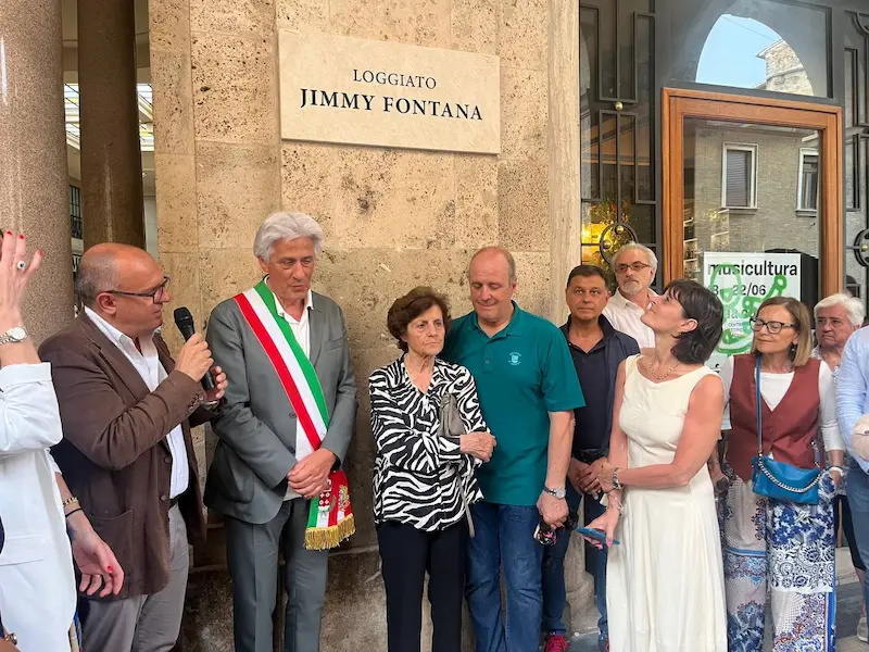 Scopri di più sull'articolo Macerata è “Il mondo” di Jimmy Fontana: una targa lo ricorda per sempre, il figlio Luigi lo canta